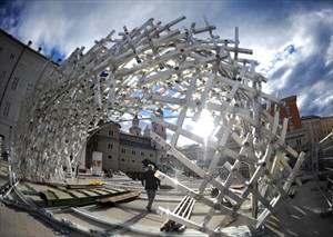 Artikelbild: Viel Aluminium und eine große Plane: "White Noise" auf dem Salzburger Mozartplatz. - Foto: APA/BARBARA GINDL