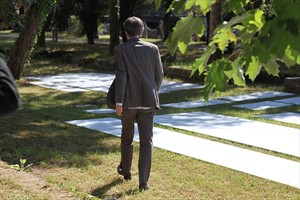 Artikelbild: Biennale von Venedig: Noch liegen Aluminiumplatten auf der Wiese vor dem
 
österreichischen Pavillon, den Markus Schinwald in ein Labyrinth 
verwandeln 
wird. - Foto: Valerie Messini 