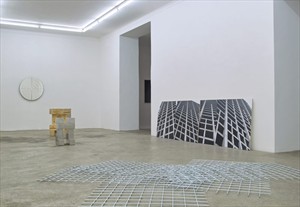 Artikelbild: Gut ausgeleuchtete Schattenseiten der Moderne: Ansicht der Ausstellung 
"zeroX"  von Gerold Tagwerker. -  Foto: Galerie Grita Insam 