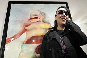 Artikelbild: Marilyn Manson posiert vor seinem Gemälde "Elizabeth Short as Snow White, You're sure you will be comfortable?" - Foto: APA/HANS KLAUS TECHT