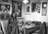 Die Künstlerin in ihrer Wohnung in Nürnberg, umgeben von ihren Bildern. Foto: Weidinger
