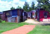 Südafrikanische Slums, nachgebildet in den USA: Ein Film hinterfragt das Designprojekt. Foto: R. Baron, D. Margreiter