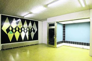 Artikelbild: Spiel mit Raum und Spiegel: Arbeit von Lars Breuer in einer Bell-Street-Ausstellung 2008. - Foto: Sebastian Freytag