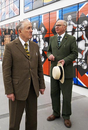 Artikelbild: Gilbert &amp; George, stets elegant gekleidet, vor ihren Werken im 
Kunstmuseum Lentos in Linz. - Foto: Foto: A. Glandien