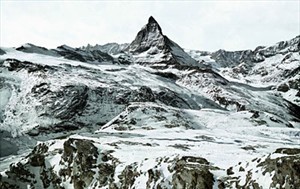Artikelbild: Der deutsche Fotograf Michael Reisch tilgt jede Spur menschlicher 
Anwesenheit aus den alpinen Landschaften.  - Foto: Hengesbach, Berlin 