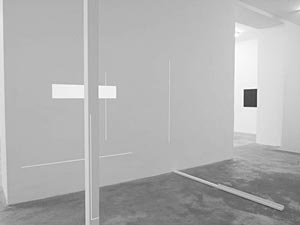 Artikelbild: Mit der Installation "int/ext 03" (2011) versucht Manuel Knapp die 
Bildgrenzen im realen Raum auszuloten. - Foto:  Galerie Grita Insam