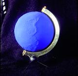 Illustration
- Yves Kleins „Globe terrestre bleu“ aus dem Jahr 1962.  Foto: Adagp, Paris 2006 