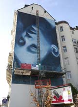 Kunst auf der Hauswand: An der Linken Wienzeile in Wien-Mariahilf entsteht das Fresko von Gottfried Helnwein.