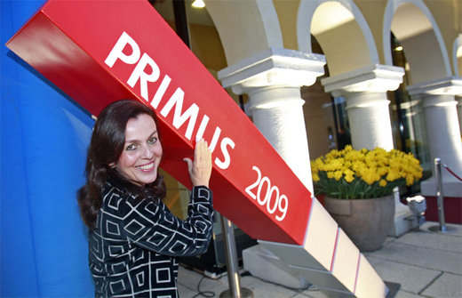 "Das neue Urmeter in der Bewertung von Unternehmen": die Konzeptknstlerin Melitta Moschik mit einer X-Large-Ausgabe ihres "Primusstabes"