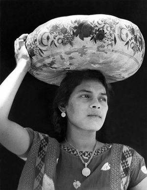 Artikelbild: Die "Frau aus Tehuantepec" steht für Tina Modottis Stil. Keine 
Propaganda, stattdessen suchte sie das wahre Leben zu dokumentieren.   - Foto: Tina Modotti, Mexiko, 1929  © Galerie Bilderwelt, Berlin