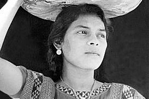 Artikelbild: Die "Frau aus Tehuantepec" steht für Tina Modottis Stil. Keine Propaganda, stattdessen suchte sie das wahre Leben zu dokumentieren.  - Foto: Tina Modotti, Mexiko, 1929 © Galerie Bilderwelt, Berlin