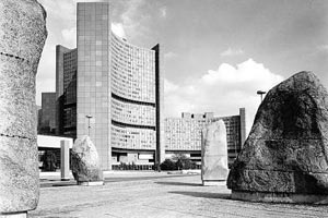 Artikelbild: 1987 wurde die Skulptur vor dem Austria Center neben der Uno-City aufgestellt. - Foto: Bechtold