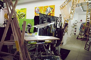 Artikelbild: Transfer von Teilen seines Ateliers: Einblick in Christian Eisenbergers 
Ausstellung "IMG317PSD" in der Galerie Konzett. - Foto: Galerie Konzett