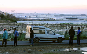 Marokkanische illegale Taglhner warten im Morgengrauen darauf, von Farmern angeheuert zu werden. / Bild: APA