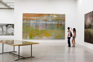 Artikelbild: Bei Hubert Scheibl (Mitte) ist das Assoziative durchaus erlaubt, bei Gerhard Richter ist das gegenständliche Motiv "nur Vorwand": Ausstellungsansicht "Malerei: "Prozess und Expansion"
&nbsp;
&nbsp; - Foto: Mumok