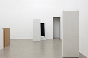 Artikelbild: Konzentrierte Reduktion: Objekte von Anita Leisz in der Galerie Meyer Kainer.
&nbsp; - Foto: Tina Herzl