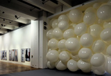 Hunderte weiße 
Wetterballons, bleierne Wolken und lärmende Rotoren: Eva Schlegel setzt 
sich im MAK spielerisch mit den Facetten eines uralten 
Menschheitstraumes auseinander. Foto: Wolfgang Woessner/MAK