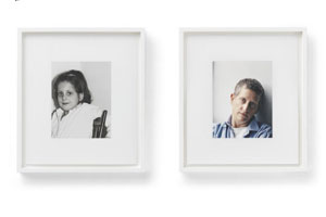 Artikelbild: Roni Horns Paarfotografien im Kub: Auf den zweiten Blick wird klar, dass
 es sich um ein und dieselbe Person handelt - die Künstlerin selbst. - Foto:Kunsthaus Bregenz