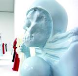 Illustration
- „A Makeover for Santa Muerte“ (2006) eine Installation von Pedro Reyes, kommentiert den Tod aus lateinamerikanischer Sicht.  Foto: Kunsthalle Wien/Urusla Leitgeb 