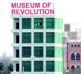 Noch 
verhüllt: Das Zwanzgerhaus beim Arsenal als "Museum of 
Revolution". Foto: Sternisa