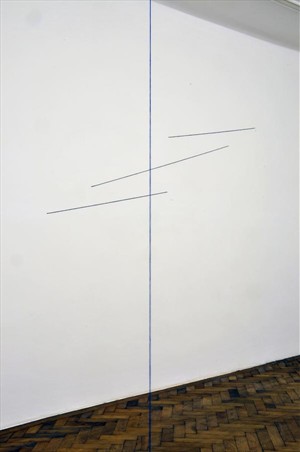 Artikelbild: Die Dynamik der Linie und das Ausloten von Raum in Arbeiten von Fred Sandback - Foto: Galerie Winter