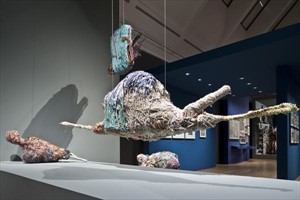 Artikelbild: Auch die US-amerikanische Objektkünstlerin Judith Scott ist eine "Weltenwandlerin".
&nbsp; - Foto: Norbert Miguletz