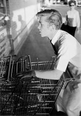 Porträt eines Supermarktangestellten. Foto: Eggleston Artistic Trust/Cheim & Read