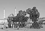 Die 
Skulptur "The Morning Line" von Matthew Ritchies (Künstler) 
und Aranda\Lasch and Arup AGU (Architekten) am Eminönü-Platz an der 
Galata-Brücke in Istanbul. Foto: Murat Durusoy/TBA21, 2010