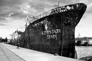 Artikelbild: Symbolisches Ende einer Reise: In Buenos Aires taufen Mahony ein Schiffswrack auf den Namen "Kimm Sun Sinn". - Foto: Layr Wuestenhagen