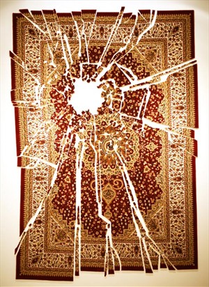 Artikelbild: Der Teppich des bulgarischen Künstlers Pravdoliub Ivanov symbolisiert 
seinen Blick auf die Gegenwart: "Ornaments of Endurance", 2011 - Foto: Galerie Krinzinger