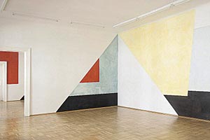 Artikelbild: Ernst Caramelle reagiert mit diesen Diagonalen auf einen Mauervorsprung: 
"Diesmal ganz abstrakt" bei Nächst St. Stephan. - Foto: Markus Wörgötter
