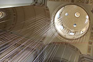 Artikelbild: Die weißen Fäden oszillieren zwischen Sichtbarkeit und Unsichtbarkeit: 
Elke Maiers Intervention in der Kollegienkirche. - Foto: Weingartner
