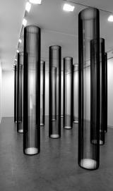 Säulen, nur scheinbar sakral: Auch Weihevolles fertigt Zilvinas Kempinas aus Videobändern. Foto: Wyckoff/Kunsthalle