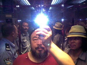 Artikelbild: Von der Regierung bespitzelt: Das Bild zeigt Ai Weiwei kurz bevor er von
 den Polizisten niedergeschlagen wurde. - Foto: Galerie König