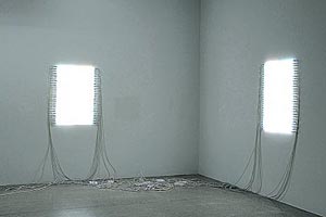 Artikelbild: "Tapetum Lucidum": Lichtinstallation von Nina Canell in ihrer 
Ausstellung in der Factory des Mumoks. - Foto: Mumok