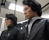 Professor Hiroshi Ishiguro (links) präsentiert seinen Androiden-Zwilling "Geminoid" der Öffentlichkeit.
