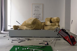 Artikelbild: Fragliche Freizeitvergnügen oder auch nur eine Taktik gegen Drop 
Sculptures im öffentlichen Raum: Mike Bouchets Indoor-Golfing "Retreat".
  - Foto: O.O.