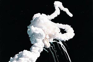 Artikelbild: 1986 explodiert die US-Raumfähre Challenger. Der damals zehnjährige österreichische Künstler Ralo Mayer zeigt Arbeiten zum Thema im Lentos-Museum.  - Foto: Lentos